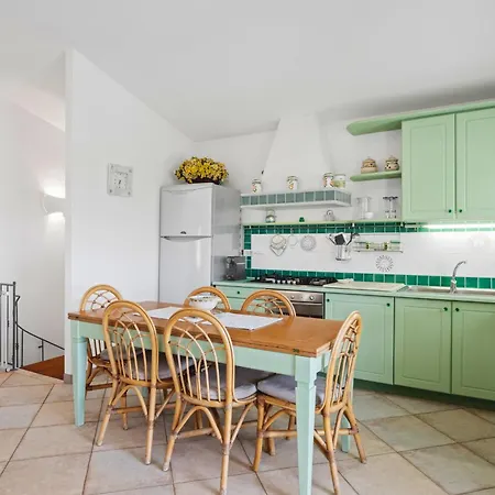 Casa Elena Al Mare Con Piscina Дом отдыха Ольбия