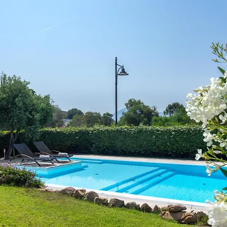 Casa Elena Al Mare Con Piscina Hébergement de vacances *